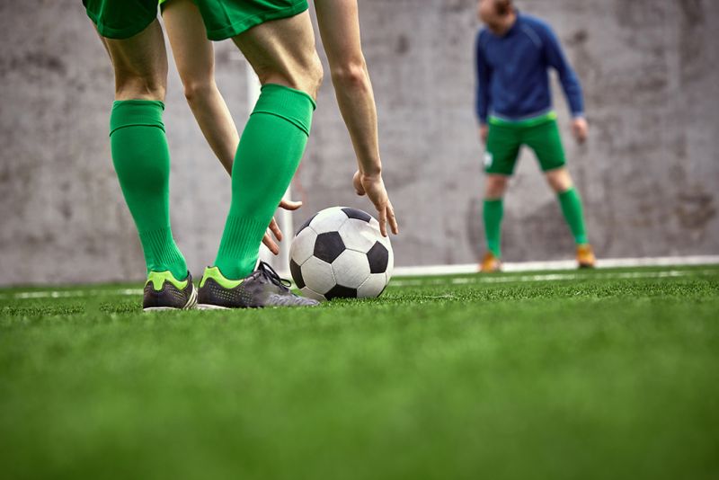 Fußballer bereitet Elfmeter vor.