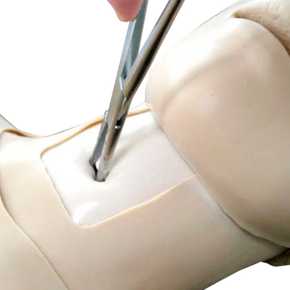 Thorax-Trauma-Simulator, Detail: Punktionsstelle an der Brustfläche mit Instrument