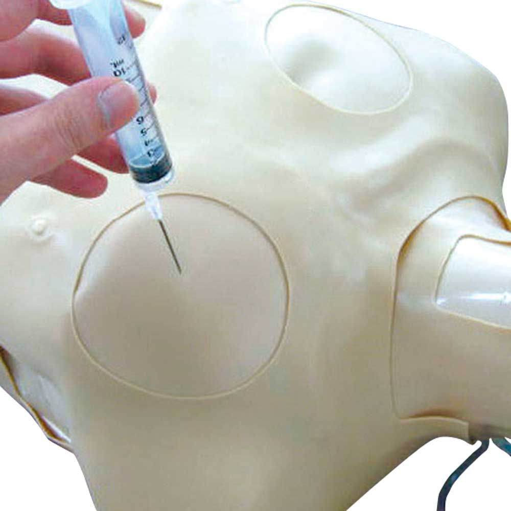 Thorax-Trauma-Simulator, Detail: Injektion an der Thoraxoberfläche mit Spritze