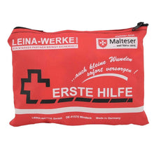 Rote Erste-Hilfe-Tasche mit Reißverschluss, Schriftzug „ERSTE HILFE“ und Malteser-Logo
