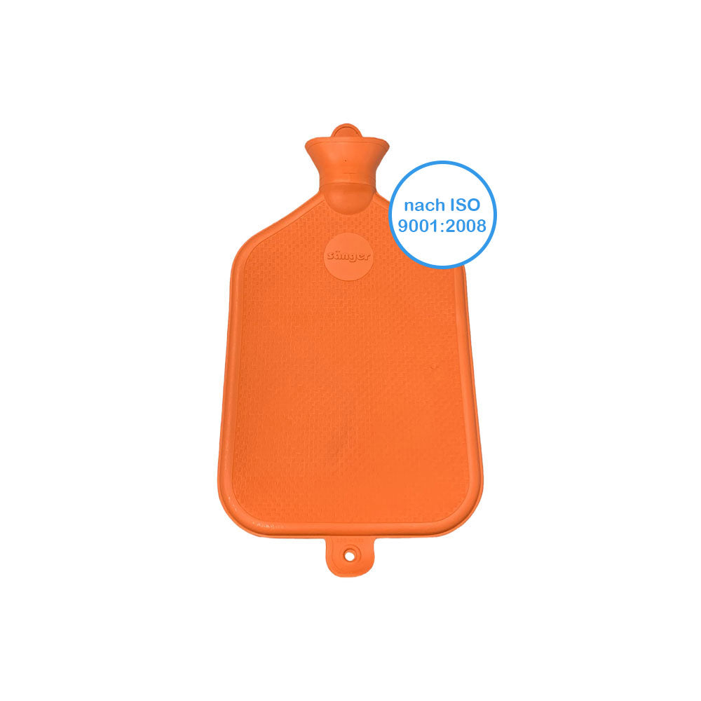 Glatte Gummi-Wärmflasche in Orange, mit Verschlusszapfen unten und ISO-Hinweis