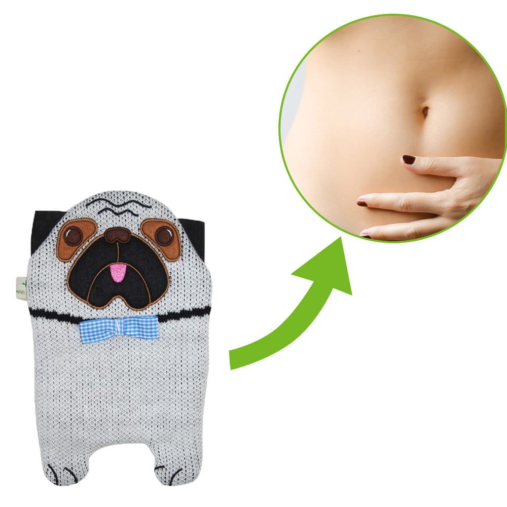 Wärmflasche mit Mops-Strickbezug am Bauch, hellgrau und schwarze Streifen, blaues Tuch