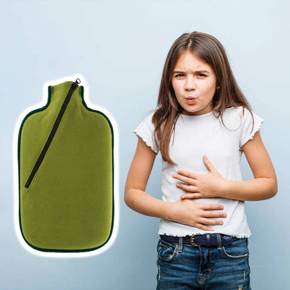 Wärmflasche Softshell Olivgrün mit Reißverschluss, in der Nähe eines Bauchs