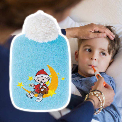 Wärmflasche mit hellblauem Softfleece-Bezug, Sandmann-Motiv, von Kind gehalten