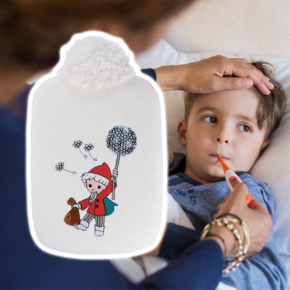 Wärmflasche mit weißem Softfleece-Bezug, Sandmann-Motiv, von Kind gehalten