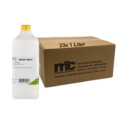 Destilliertes Wasser in Flasche mit gelbem Deckel neben Karton 23x1 Liter, Etikett