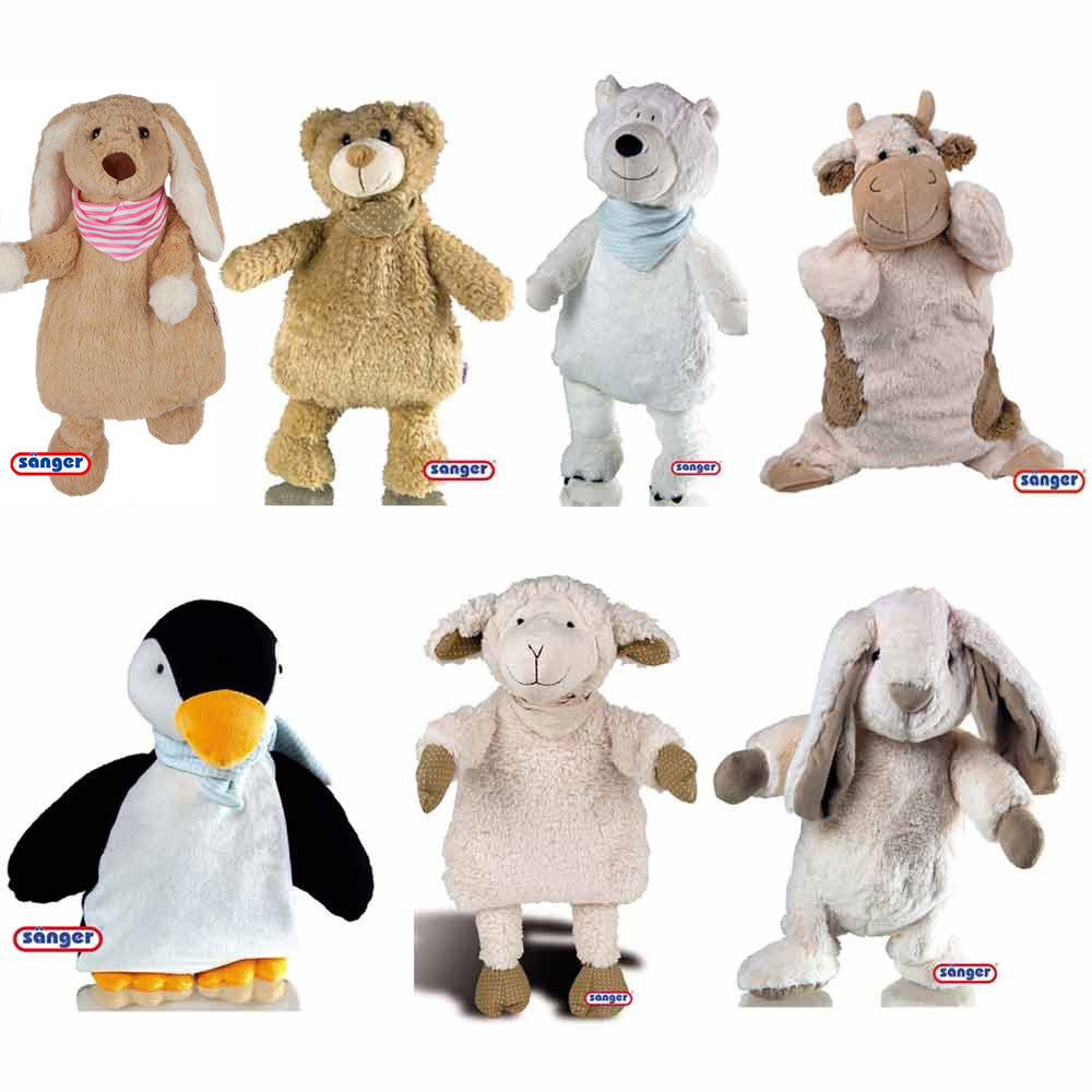 Plüschtiere als Tierfiguren: Schaf, Hund, Bär, Kuh und Hase, jeweils mit Halstuch