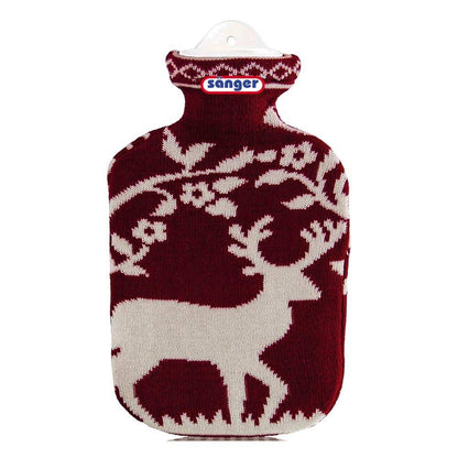 Gummi-Wärmflasche mit Strickbezug, weinrot mit weißem Hirschmotiv