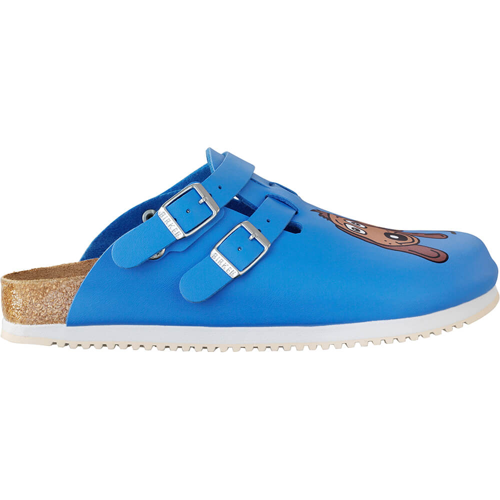 Blaue Birkenstock-Clogs mit Hundemotiv, Vorderansicht mit zwei Schnallenriemen