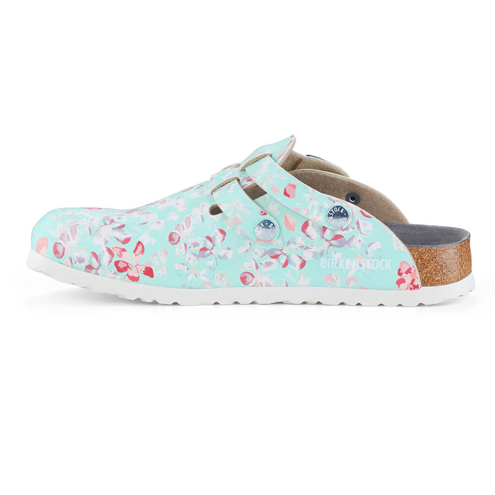 Schmaler Clog hellblau mit Blumenmuster, Seitenansicht, zwei Schnallenriemen, Korkkante