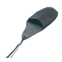 Schwarzer Lederfingerling: dunkles Leder mit Bindeband und kleiner Metallöse