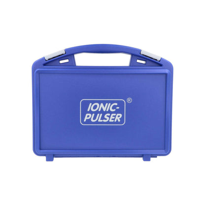 Blauer Hartschalenkoffer mit „IONIC PULSER“-Logo und Schnappverschlüssen