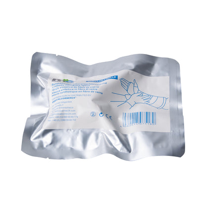 Schwarzer Castverband im silbernen Verpackungsbeutel