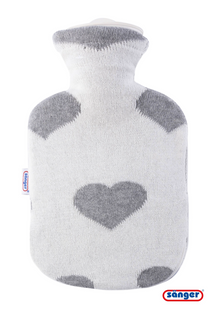 Sänger Wärmflasche mit Strickbezug, grauen Herzmotiven