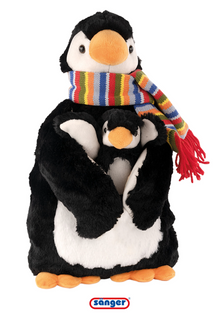 Plüsch-Pinguin mit buntem Ringelschal und roten Fransen, dunkelgrau/weiß