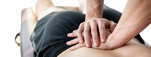 Una persona durante la fisioterapia - le fasce lombari dovrebbero essere acquistate come supporto