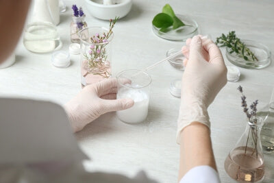 Scientifique lors du développement d’un produit cosmétique de soin