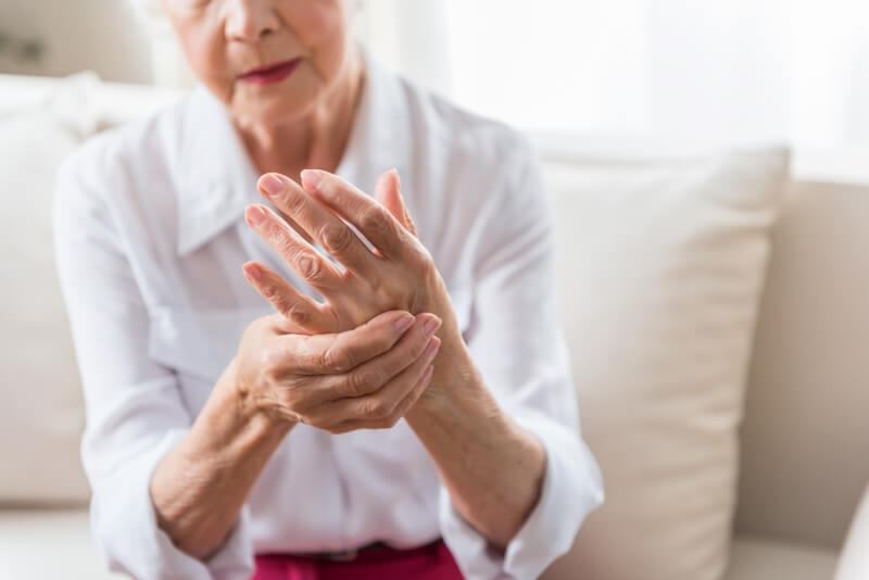Una donna ha dolore e necessita di una fasciatura per la mano