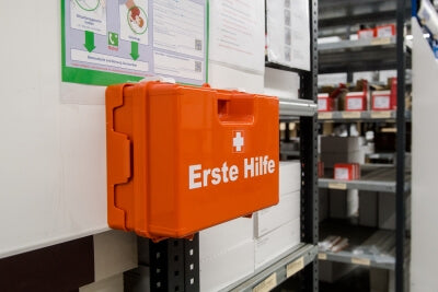 Materiale per il primo soccorso appeso in un armadietto a una parete di un'azienda